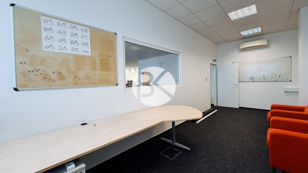 Moderná kancelárska budova | 1 065 m² | Parkovanie