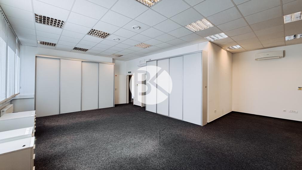 Moderná kancelárska budova | 1 065 m² | Parkovanie