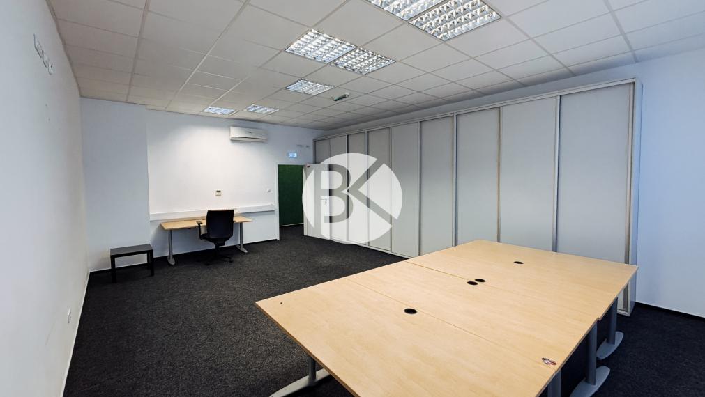 Moderná kancelárska budova | 1 065 m² | Parkovanie