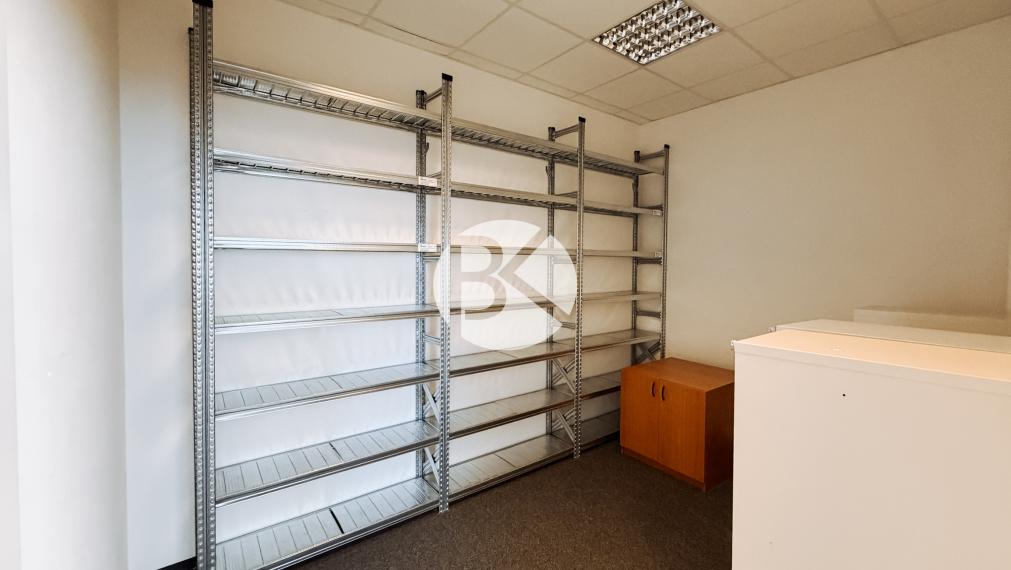 Moderná kancelárska budova | 1 065 m² | Parkovanie