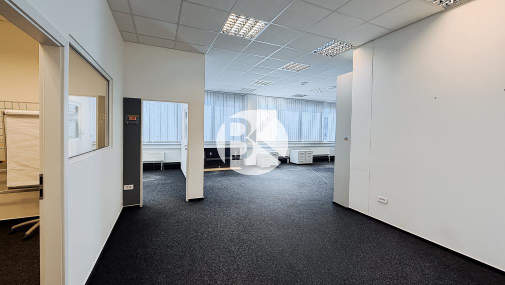Moderná kancelárska budova | 1 065 m² | Parkovanie