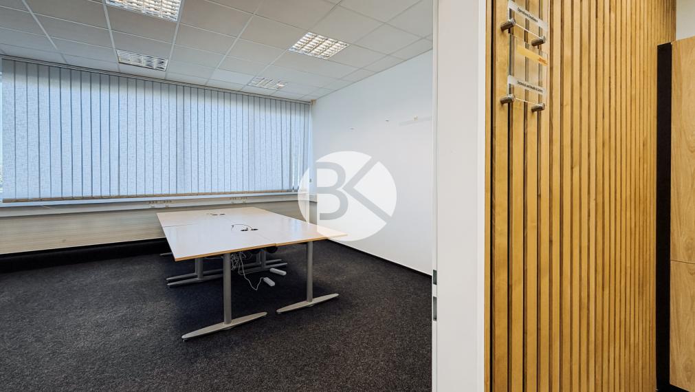 Moderná kancelárska budova | 1 065 m² | Parkovanie