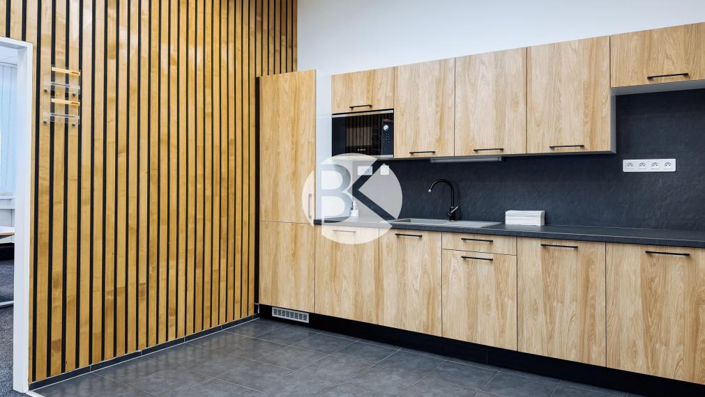 Moderná kancelárska budova | 1 065 m² | Parkovanie