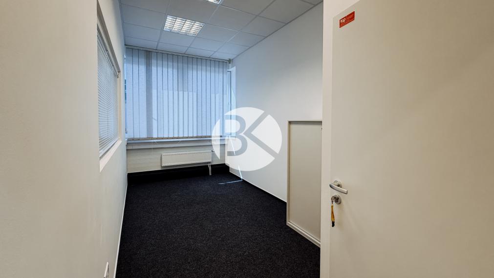 Moderná kancelárska budova | 1 065 m² | Parkovanie