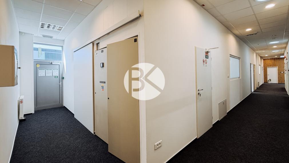 Moderná kancelárska budova | 1 065 m² | Parkovanie