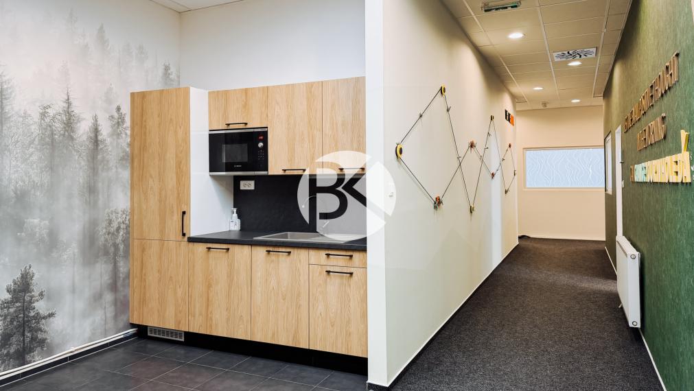 Moderná kancelárska budova | 1 065 m² | Parkovanie