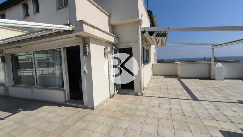 PANORAMATICKÝ VÝHĽAD A BAZÉN: 3-IZBOVÝ APARTMÁN V BARI