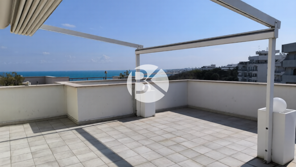 PANORAMATICKÝ VÝHĽAD A BAZÉN: 3-IZBOVÝ APARTMÁN V BARI