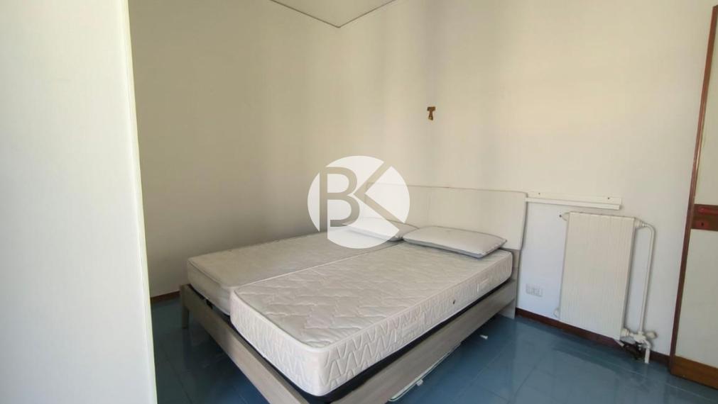 PANORAMATICKÝ VÝHĽAD A BAZÉN: 3-IZBOVÝ APARTMÁN V BARI