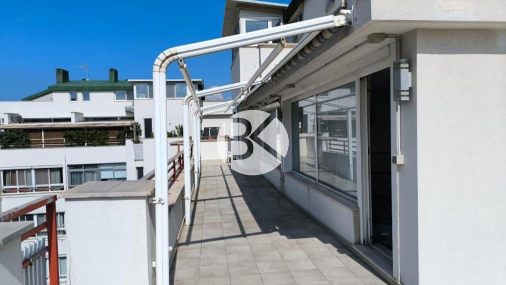 PANORAMATICKÝ VÝHĽAD A BAZÉN: 3-IZBOVÝ APARTMÁN V BARI