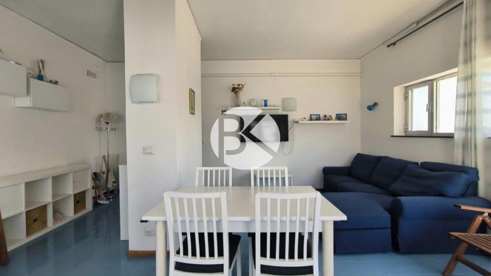 PANORAMATICKÝ VÝHĽAD A BAZÉN: 3-IZBOVÝ APARTMÁN V BARI