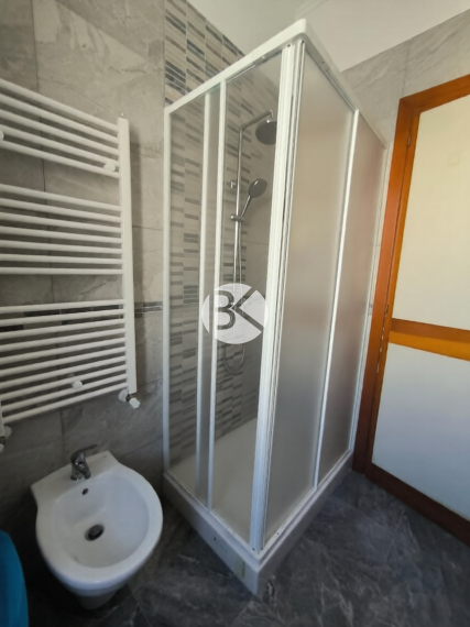 PANORAMATICKÝ VÝHĽAD A BAZÉN: 3-IZBOVÝ APARTMÁN V BARI