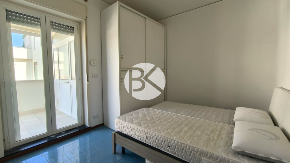 PANORAMATICKÝ VÝHĽAD A BAZÉN: 3-IZBOVÝ APARTMÁN V BARI