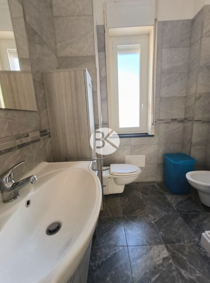 PANORAMATICKÝ VÝHĽAD A BAZÉN: 3-IZBOVÝ APARTMÁN V BARI