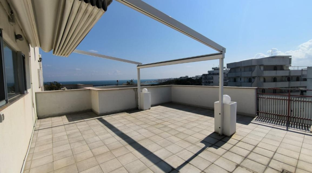 PANORAMATICKÝ VÝHĽAD A BAZÉN: 3-IZBOVÝ APARTMÁN V BARI