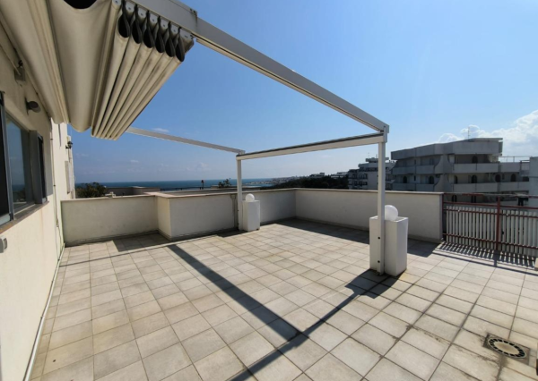 PANORAMATICKÝ VÝHĽAD A BAZÉN: 3-IZBOVÝ APARTMÁN V BARI